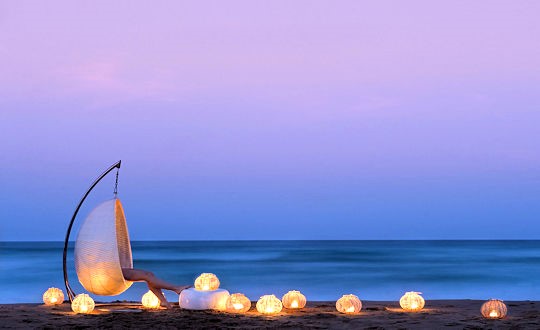 relaxen aan het strand tijdens huwelijksreis naar Mozambique