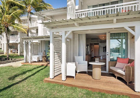 terras van Prestige Junior Suite bij Paradise Cove Hotel Mauritius