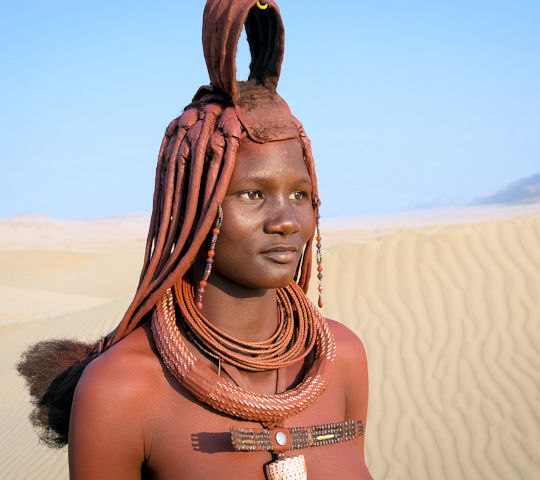 Himba vrouw tijdens fly in Namibie reis