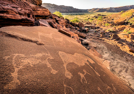 Rotstekeningen in Damaraland tijdens fly in Namibie