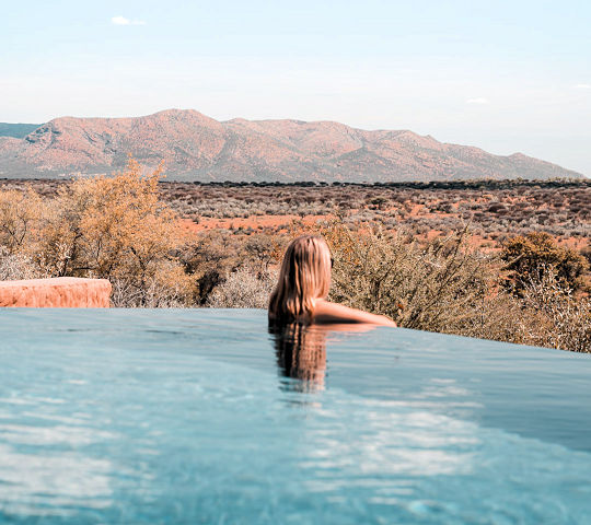 Zwembad bij Omaanda Lodge in Namibië