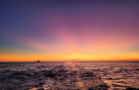 Zonsondergang op zee in Zuid Afrika