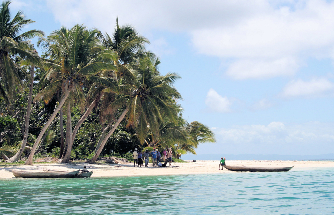 Vissers op het strand van Île aux Nattes